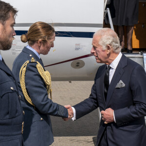 Le roi Charles III d'Angleterre et Camilla Parker Bowles, reine consort d'Angleterre, arrivent en jet à l'aéroport de Norfolk, le 9 septembre 2022. 