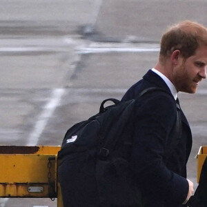 Le prince Harry, duc de Sussex, arrive à l'aéroport de Aberdeen, au lendemain du décès de la reine Elisabeth II d'Angleterre au château de Balmoral. Le 9 septembre 2022 