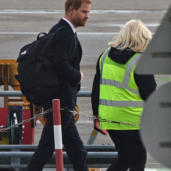 Le prince Harry, duc de Sussex, arrive à l'aéroport de Aberdeen, au lendemain du décès de la reine Elisabeth II d'Angleterre au château de Balmoral. Le 9 septembre 2022 