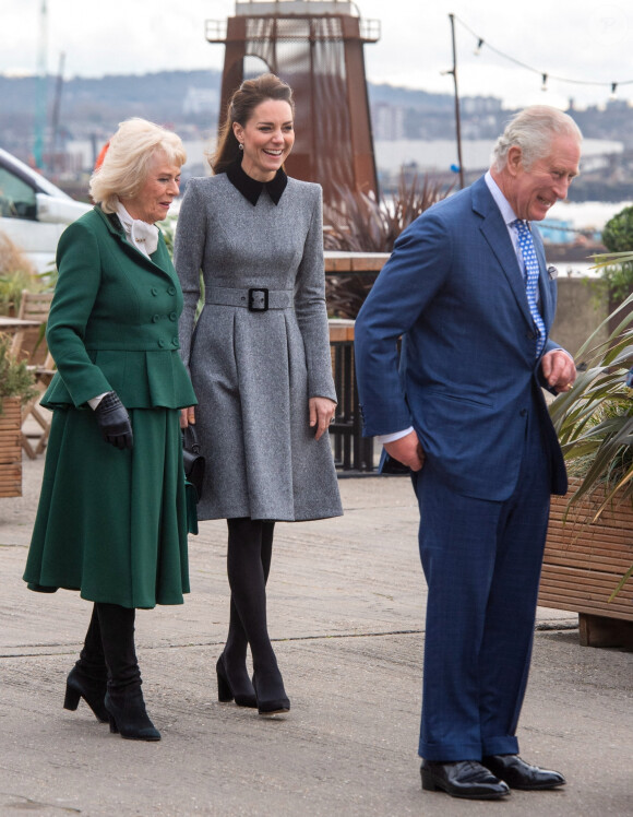 Le prince Charles, prince de Galles, Camilla Parker Bowles, duchesse de Cornouailles, et Catherine (Kate) Middleton, duchesse de Cambridge, arrivent pour une visite à la fondation Trinity Buoy Wharf, un site de formation pour les arts et la culture à Londres, Royaume Uni, le jeudi 3 février 2022. 