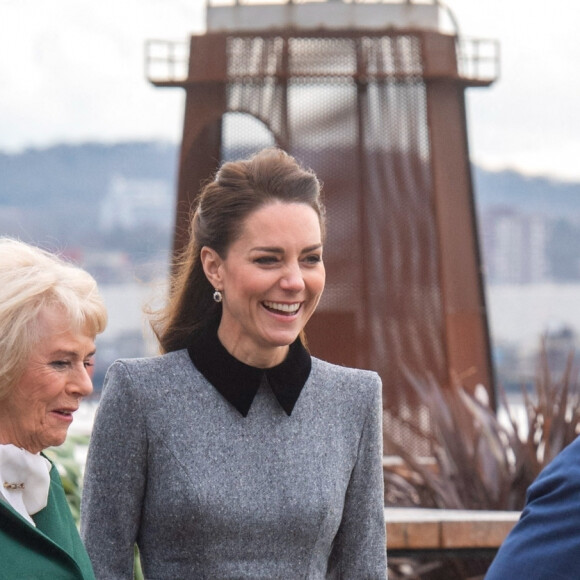 Le prince Charles, prince de Galles, Camilla Parker Bowles, duchesse de Cornouailles, et Catherine (Kate) Middleton, duchesse de Cambridge, arrivent pour une visite à la fondation Trinity Buoy Wharf, un site de formation pour les arts et la culture à Londres, Royaume Uni, le jeudi 3 février 2022. 