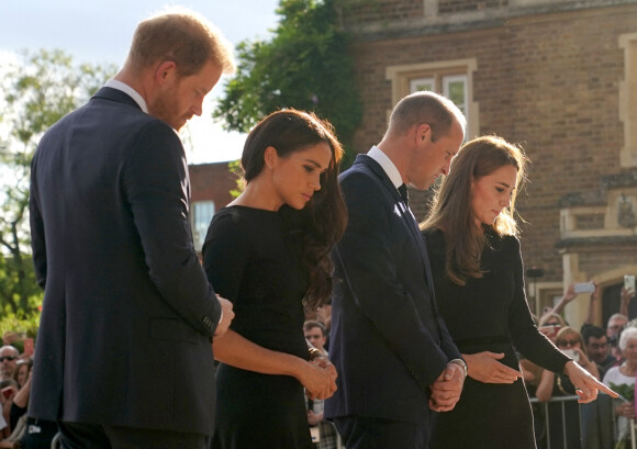 Kate Middleton, le prince William, le prince Harry et Meghan Markle se retrouvent enfin. Ils découvrent ensemble les hommages à la reine Elizabeth II après sa disparition. Le 10 septembre 2022 à Windsor