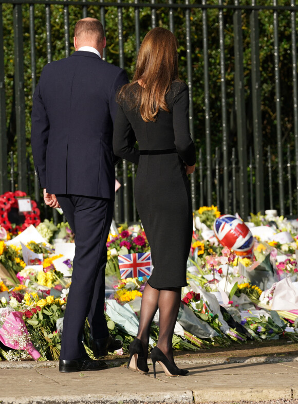 Kate Middleton, le prince William, le prince Harry et Meghan Markle se retrouvent enfin. Ils découvrent ensemble les hommages à la reine Elizabeth II après sa disparition. Le 10 septembre 2022 à Windsor