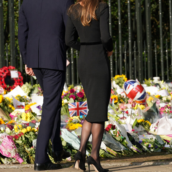 Kate Middleton, le prince William, le prince Harry et Meghan Markle se retrouvent enfin. Ils découvrent ensemble les hommages à la reine Elizabeth II après sa disparition. Le 10 septembre 2022 à Windsor