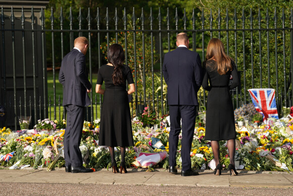 Kate Middleton, le prince William, le prince Harry et Meghan Markle se retrouvent enfin. Ils découvrent ensemble les hommages à la reine Elizabeth II après sa disparition. Le 10 septembre 2022 à Windsor