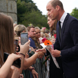 Kate Middleton, le prince William, le prince Harry et Meghan Markle se retrouvent enfin. Ils découvrent ensemble les hommages à la reine Elizabeth II après sa disparition. Le 10 septembre 2022 à Windsor