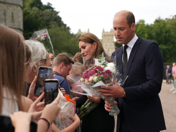 Kate Middleton, le prince William, le prince Harry et Meghan Markle se retrouvent enfin. Ils découvrent ensemble les hommages à la reine Elizabeth II après sa disparition. Le 10 septembre 2022 à Windsor