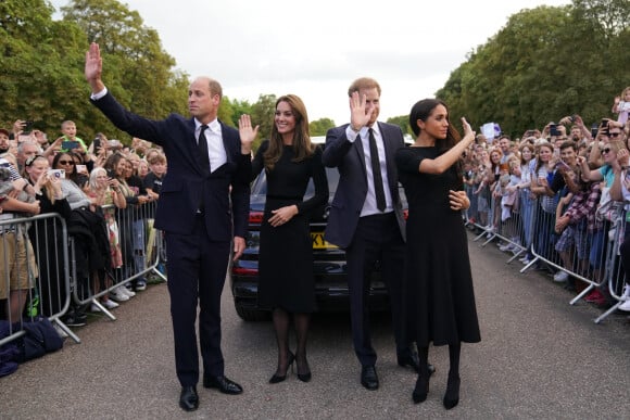 Kate Middleton, le prince William, le prince Harry et Meghan Markle se retrouvent enfin. Ils découvrent ensemble les hommages à la reine Elizabeth II après sa disparition. Le 10 septembre 2022 à Windsor