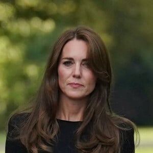 Kate Middleton, le prince William, le prince Harry et Meghan Markle se retrouvent enfin. Ils découvrent ensemble les hommages à la reine Elizabeth II après sa disparition. Le 10 septembre 2022 à Windsor