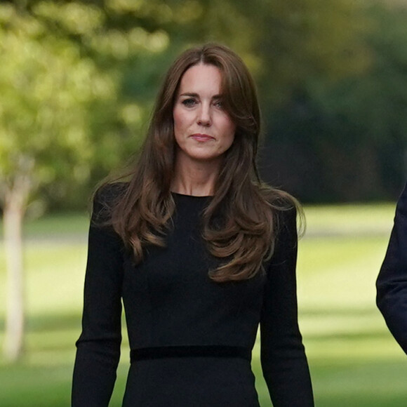 Kate Middleton, le prince William, le prince Harry et Meghan Markle se retrouvent enfin. Ils découvrent ensemble les hommages à la reine Elizabeth II après sa disparition. Le 10 septembre 2022 à Windsor