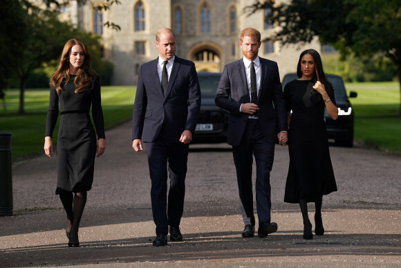 Kate Middleton, le prince William, le prince Harry et Meghan Markle se retrouvent enfin. Ils découvrent ensemble les hommages à la reine Elizabeth II après sa disparition. Le 10 septembre 2022 à Windsor