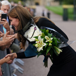 Kate Middleton, le prince William, le prince Harry et Meghan Markle se retrouvent enfin. Ils découvrent ensemble les hommages à la reine Elizabeth II après sa disparition. Le 10 septembre 2022 à Windsor