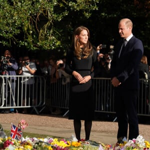 Kate Middleton, le prince William, le prince Harry et Meghan Markle se retrouvent enfin. Ils découvrent ensemble les hommages à la reine Elizabeth II après sa disparition. Le 10 septembre 2022 à Windsor