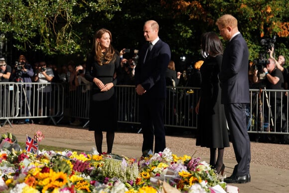 Kate Middleton, le prince William, le prince Harry et Meghan Markle se retrouvent enfin. Ils découvrent ensemble les hommages à la reine Elizabeth II après sa disparition. Le 10 septembre 2022 à Windsor