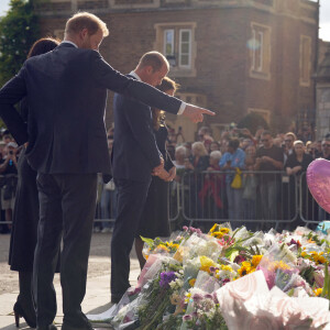 Kate Middleton, le prince William, le prince Harry et Meghan Markle se retrouvent enfin. Ils découvrent ensemble les hommages à la reine Elizabeth II après sa disparition. Le 10 septembre 2022 à Windsor