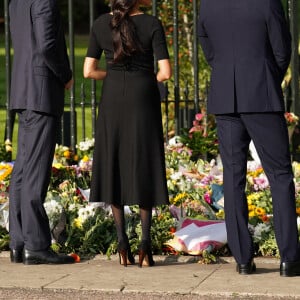 Kate Middleton, le prince William, le prince Harry et Meghan Markle se retrouvent enfin. Ils découvrent ensemble les hommages à la reine Elizabeth II après sa disparition. Le 10 septembre 2022 à Windsor