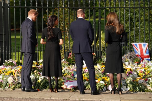 Kate Middleton, le prince William, le prince Harry et Meghan Markle se retrouvent enfin. Ils découvrent ensemble les hommages à la reine Elizabeth II après sa disparition. Le 10 septembre 2022 à Windsor