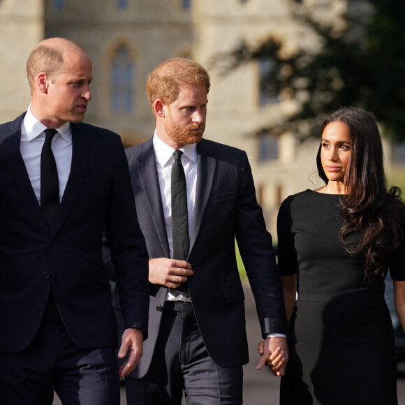 Kate Middleton, le prince William, le prince Harry et Meghan Markle se retrouvent enfin. Ils découvrent ensemble les hommages à la reine Elizabeth II après sa disparition. Le 10 septembre 2022 à Windsor