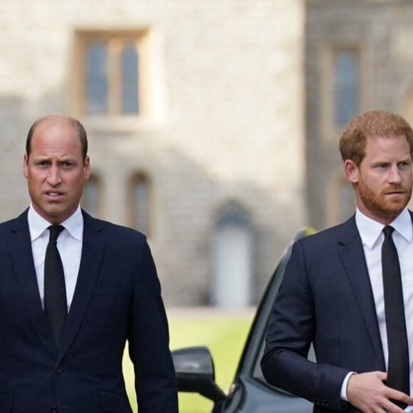 Kate Middleton, le prince William, le prince Harry et Meghan Markle se retrouvent enfin. Ils découvrent ensemble les hommages à la reine Elizabeth II après sa disparition. Le 10 septembre 2022 à Windsor