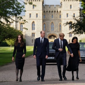 Kate Middleton, le prince William, le prince Harry et Meghan Markle se retrouvent enfin. Ils découvrent ensemble les hommages à la reine Elizabeth II après sa disparition. Le 10 septembre 2022 à Windsor