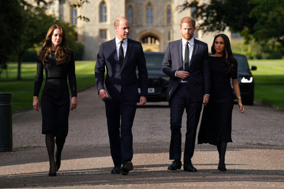 Kate Middleton, le prince William, le prince Harry et Meghan Markle se retrouvent enfin. Ils découvrent ensemble les hommages à la reine Elizabeth II après sa disparition. Le 10 septembre 2022 à Windsor