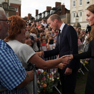 Kate Middleton, le prince William, le prince Harry et Meghan Markle se retrouvent enfin. Ils découvrent ensemble les hommages à la reine Elizabeth II après sa disparition. Le 10 septembre 2022 à Windsor