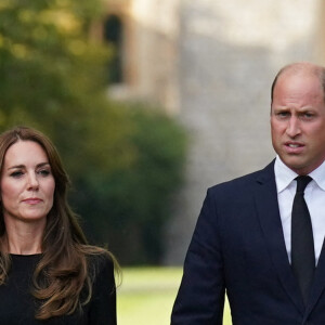 Kate Middleton, le prince William, le prince Harry et Meghan Markle se retrouvent enfin. Ils découvrent ensemble les hommages à la reine Elizabeth II après sa disparition. Le 10 septembre 2022 à Windsor