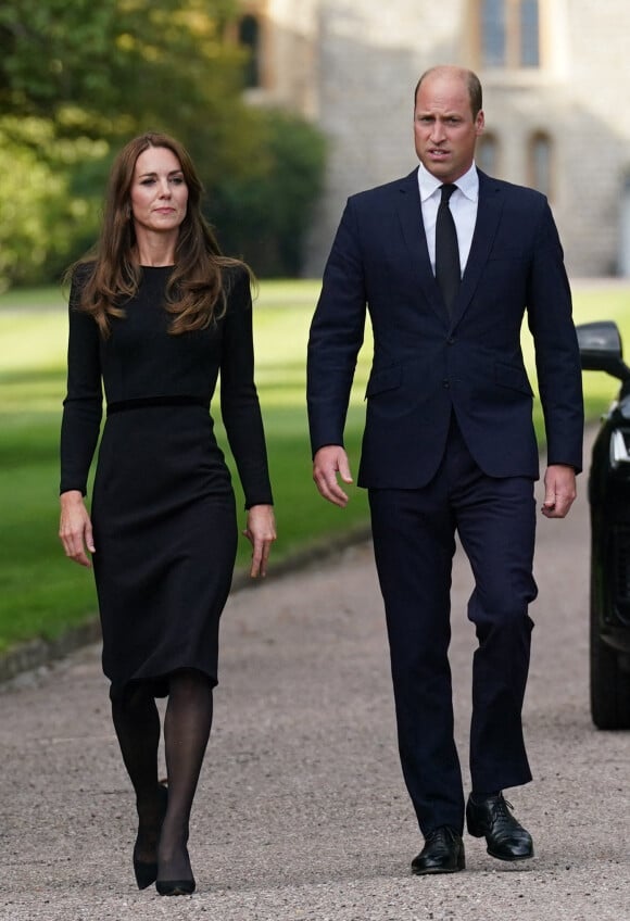 Kate Middleton, le prince William, le prince Harry et Meghan Markle se retrouvent enfin. Ils découvrent ensemble les hommages à la reine Elizabeth II après sa disparition. Le 10 septembre 2022 à Windsor