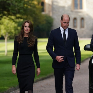 Kate Middleton, le prince William, le prince Harry et Meghan Markle se retrouvent enfin. Ils découvrent ensemble les hommages à la reine Elizabeth II après sa disparition. Le 10 septembre 2022 à Windsor