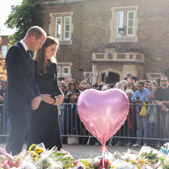 Kate Middleton, le prince William, le prince Harry et Meghan Markle se retrouvent enfin. Ils découvrent ensemble les hommages à la reine Elizabeth II après sa disparition. Le 10 septembre 2022 à Windsor