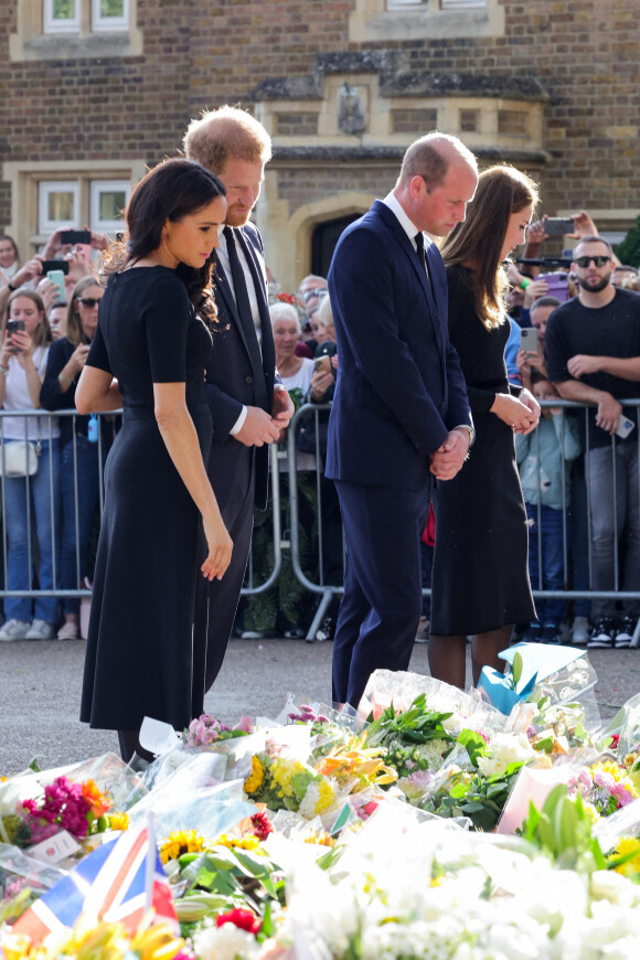 Kate Middleton, le prince William, le prince Harry et Meghan Markle se retrouvent enfin. Ils découvrent ensemble les hommages à la reine Elizabeth II après sa disparition. Le 10 septembre 2022 à Windsor