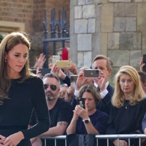 Kate Middleton, le prince William, le prince Harry et Meghan Markle se retrouvent enfin. Ils découvrent ensemble les hommages à la reine Elizabeth II après sa disparition. Le 10 septembre 2022 à Windsor