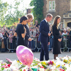 Kate Middleton, le prince William, le prince Harry et Meghan Markle se retrouvent enfin. Ils découvrent ensemble les hommages à la reine Elizabeth II après sa disparition. Le 10 septembre 2022 à Windsor