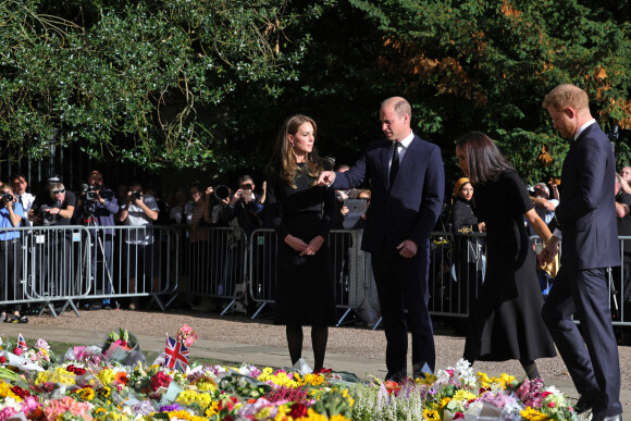 Kate Middleton, le prince William, le prince Harry et Meghan Markle se retrouvent enfin. Ils découvrent ensemble les hommages à la reine Elizabeth II après sa disparition. Le 10 septembre 2022 à Windsor