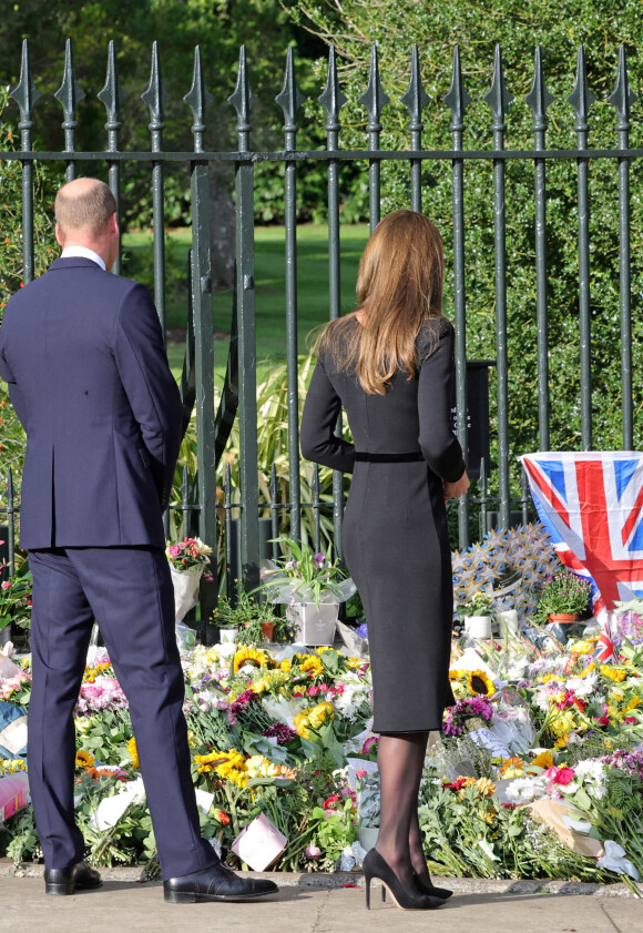 Kate Middleton, le prince William, le prince Harry et Meghan Markle se retrouvent enfin. Ils découvrent ensemble les hommages à la reine Elizabeth II après sa disparition. Le 10 septembre 2022 à Windsor