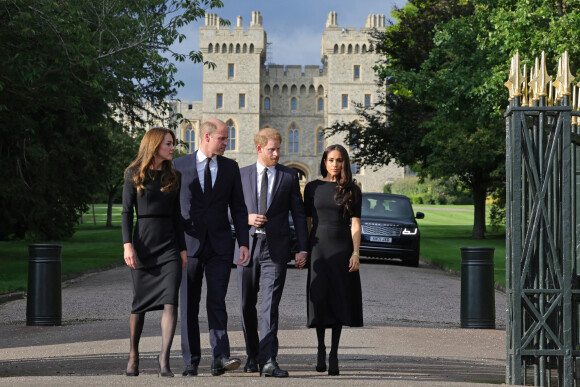 Kate Middleton, le prince William, le prince Harry et Meghan Markle se retrouvent enfin. Ils découvrent ensemble les hommages à la reine Elizabeth II après sa disparition. Le 10 septembre 2022 à Windsor