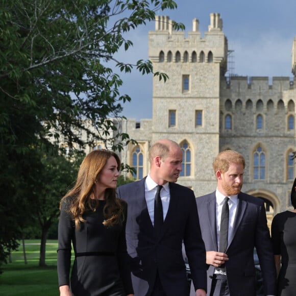 Kate Middleton, le prince William, le prince Harry et Meghan Markle se retrouvent enfin. Ils découvrent ensemble les hommages à la reine Elizabeth II après sa disparition. Le 10 septembre 2022 à Windsor