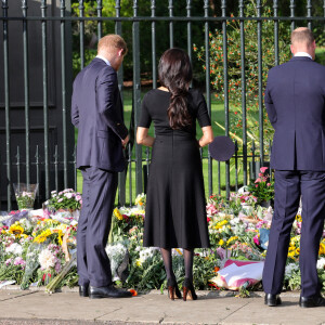 Kate Middleton, le prince William, le prince Harry et Meghan Markle se retrouvent enfin. Ils découvrent ensemble les hommages à la reine Elizabeth II après sa disparition. Le 10 septembre 2022 à Windsor