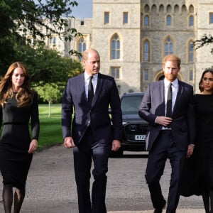 Kate Middleton, le prince William, le prince Harry et Meghan Markle se retrouvent enfin. Ils découvrent ensemble les hommages à la reine Elizabeth II après sa disparition. Le 10 septembre 2022 à Windsor