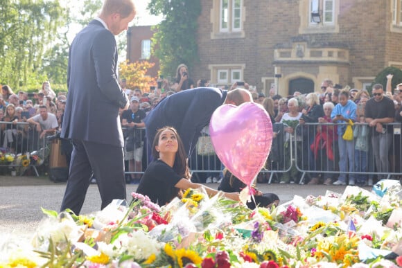 Kate Middleton, le prince William, le prince Harry et Meghan Markle se retrouvent enfin. Ils découvrent ensemble les hommages à la reine Elizabeth II après sa disparition. Le 10 septembre 2022 à Windsor