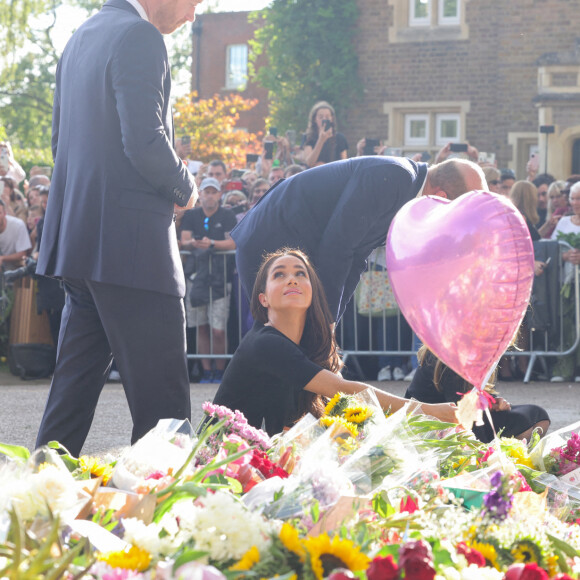 Kate Middleton, le prince William, le prince Harry et Meghan Markle se retrouvent enfin. Ils découvrent ensemble les hommages à la reine Elizabeth II après sa disparition. Le 10 septembre 2022 à Windsor