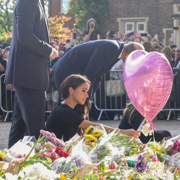 Kate Middleton, le prince William, le prince Harry et Meghan Markle se retrouvent enfin. Ils découvrent ensemble les hommages à la reine Elizabeth II après sa disparition. Le 10 septembre 2022 à Windsor