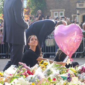 Kate Middleton, le prince William, le prince Harry et Meghan Markle se retrouvent enfin. Ils découvrent ensemble les hommages à la reine Elizabeth II après sa disparition. Le 10 septembre 2022 à Windsor