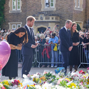 Kate Middleton, le prince William, le prince Harry et Meghan Markle se retrouvent enfin. Ils découvrent ensemble les hommages à la reine Elizabeth II après sa disparition. Le 10 septembre 2022 à Windsor