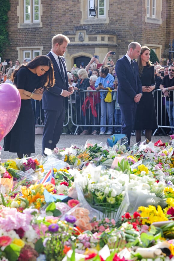 Kate Middleton, le prince William, le prince Harry et Meghan Markle se retrouvent enfin. Ils découvrent ensemble les hommages à la reine Elizabeth II après sa disparition. Le 10 septembre 2022 à Windsor