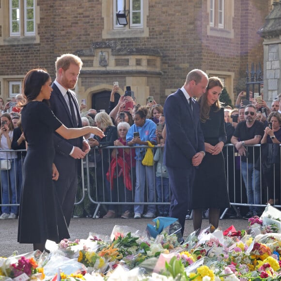 Kate Middleton, le prince William, le prince Harry et Meghan Markle se retrouvent enfin. Ils découvrent ensemble les hommages à la reine Elizabeth II après sa disparition. Le 10 septembre 2022 à Windsor