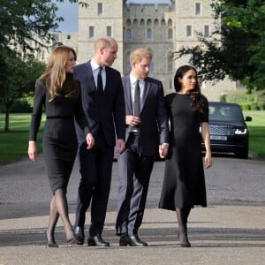 Kate Middleton, le prince William, le prince Harry et Meghan Markle se retrouvent enfin. Ils découvrent ensemble les hommages à la reine Elizabeth II après sa disparition. Le 10 septembre 2022 à Windsor