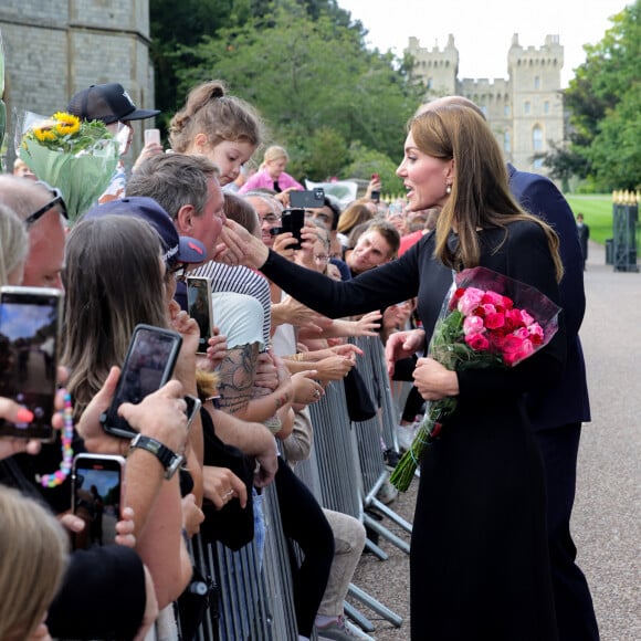 Kate Middleton, le prince William, le prince Harry et Meghan Markle se retrouvent enfin. Ils découvrent ensemble les hommages à la reine Elizabeth II après sa disparition. Le 10 septembre 2022 à Windsor