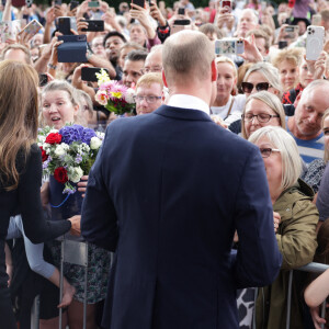 Kate Middleton, le prince William, le prince Harry et Meghan Markle se retrouvent enfin. Ils découvrent ensemble les hommages à la reine Elizabeth II après sa disparition. Le 10 septembre 2022 à Windsor