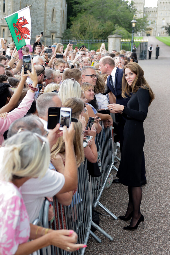 Kate Middleton, le prince William, le prince Harry et Meghan Markle se retrouvent enfin. Ils découvrent ensemble les hommages à la reine Elizabeth II après sa disparition. Le 10 septembre 2022 à Windsor